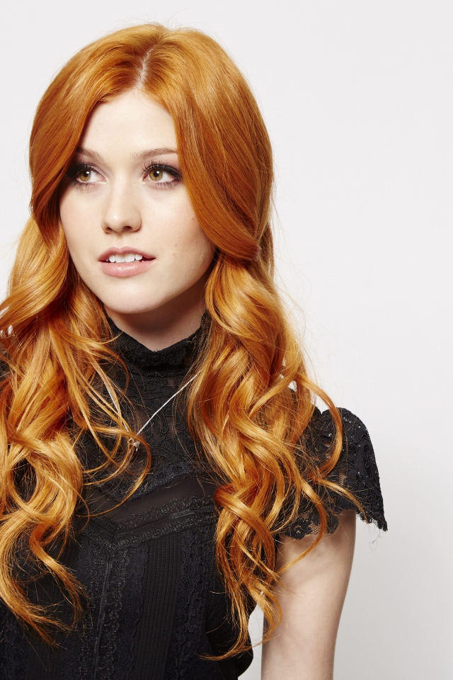 Рыжеволосая девушка, актриса Кэтрин Макнамара на сером фоне