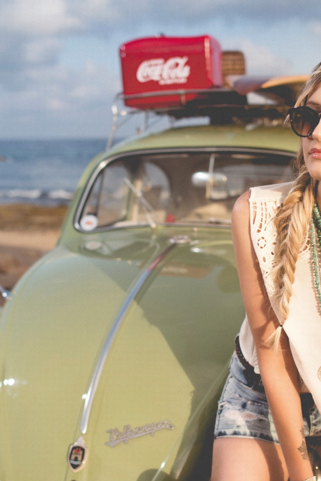 Девушка ретро сидит на старом автомобиле