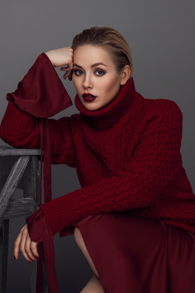 Российская актриса Зоя Бербер в красном свитере