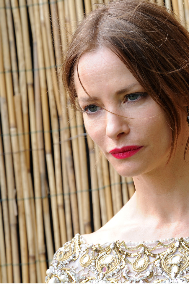 Грустная девушка, актриса Сиенна Гиллори