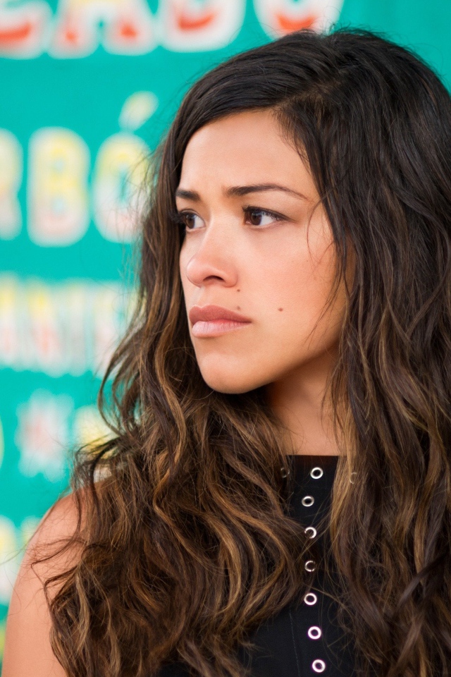 Серьезная девушка, американская актриса Джина Родригес