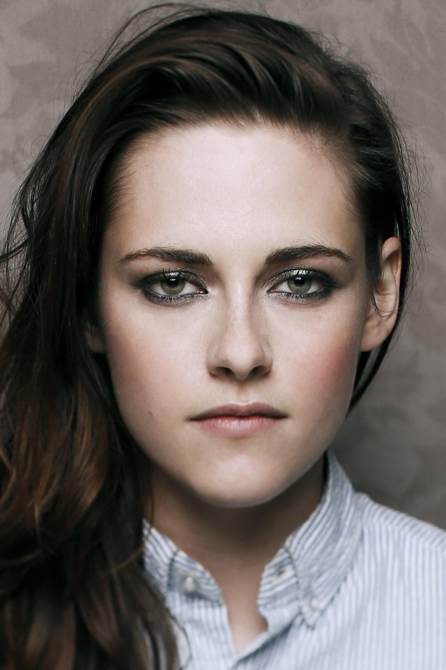 Серьезная девушка, актриса Кристен Стюарт крупным планом