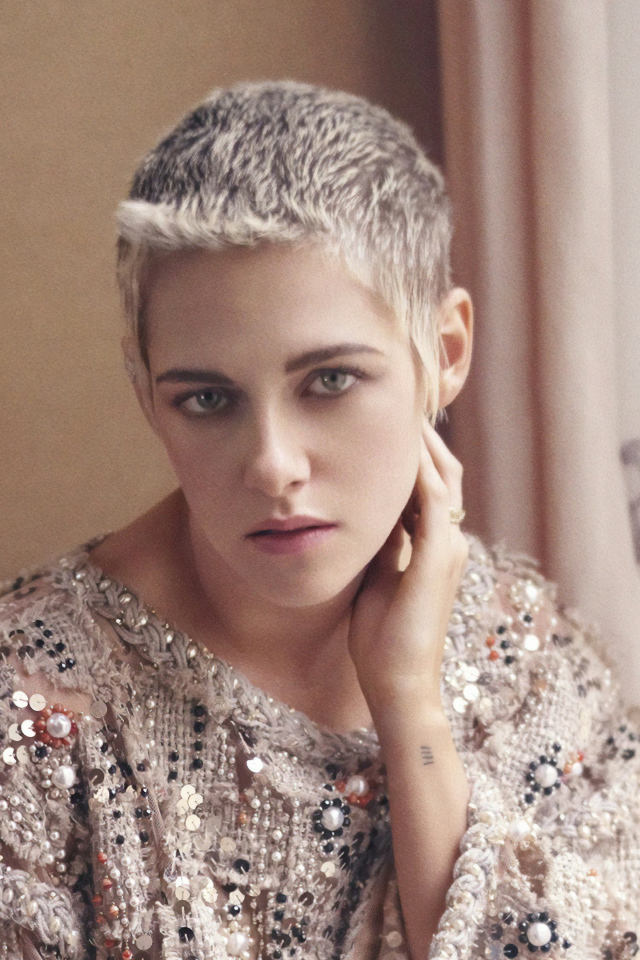 Актриса Кристен Стюарт с короткой стрижкой у окна