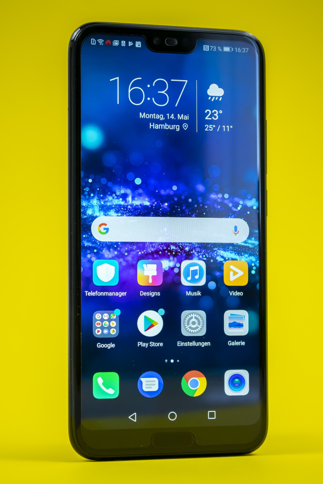 Тонкий смартфон Honor 10 на желтом фоне
