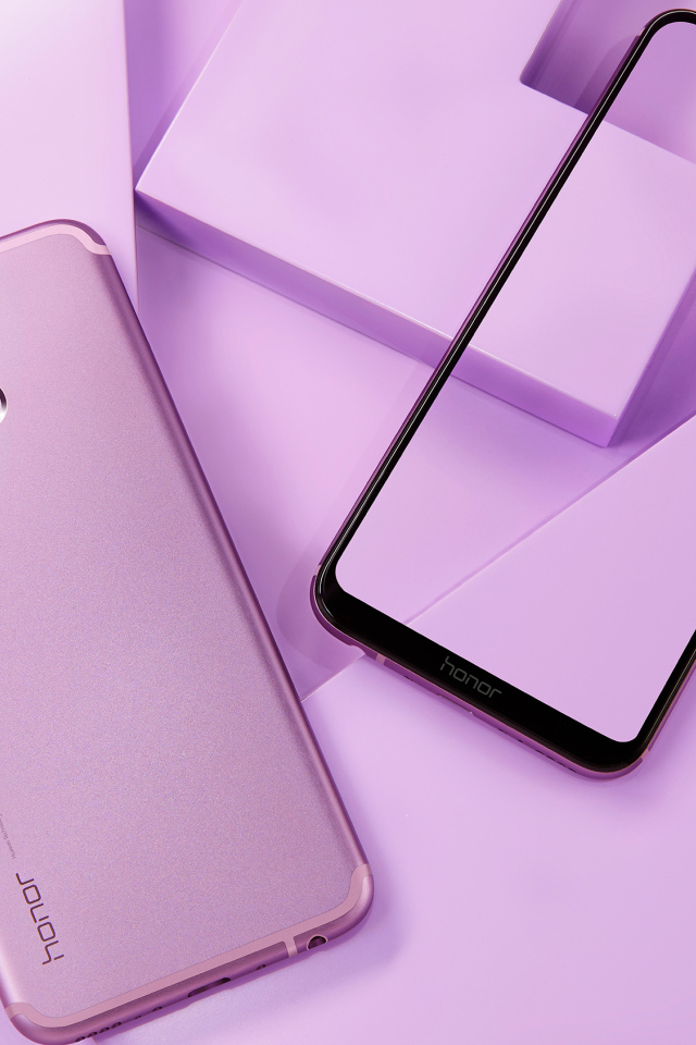Смартфон  Honor Play на сиреневом фоне
