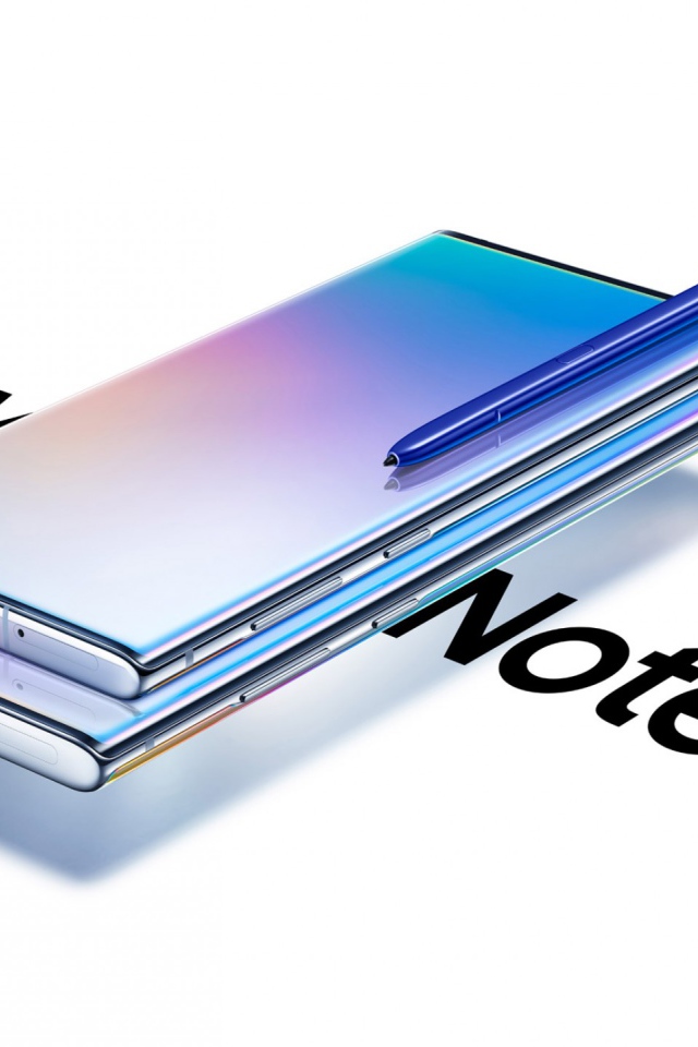 Смартфон Samsung Galaxy Note 10 на белом фоне