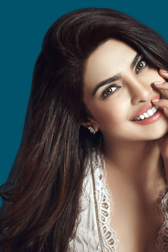Улыбающаяся девушка, индийская актриса Приянка Чопра на синем фоне