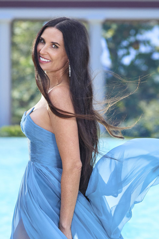 Улыбающаяся актриса Деми Мур в красивом платье