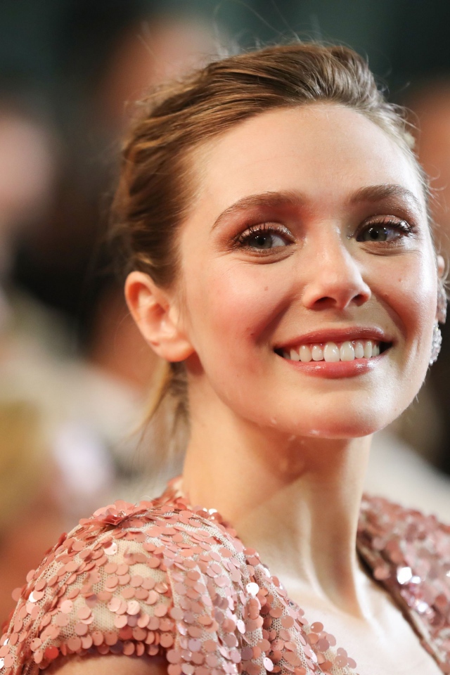 Улыбающаяся актриса Элизабет Олсен 