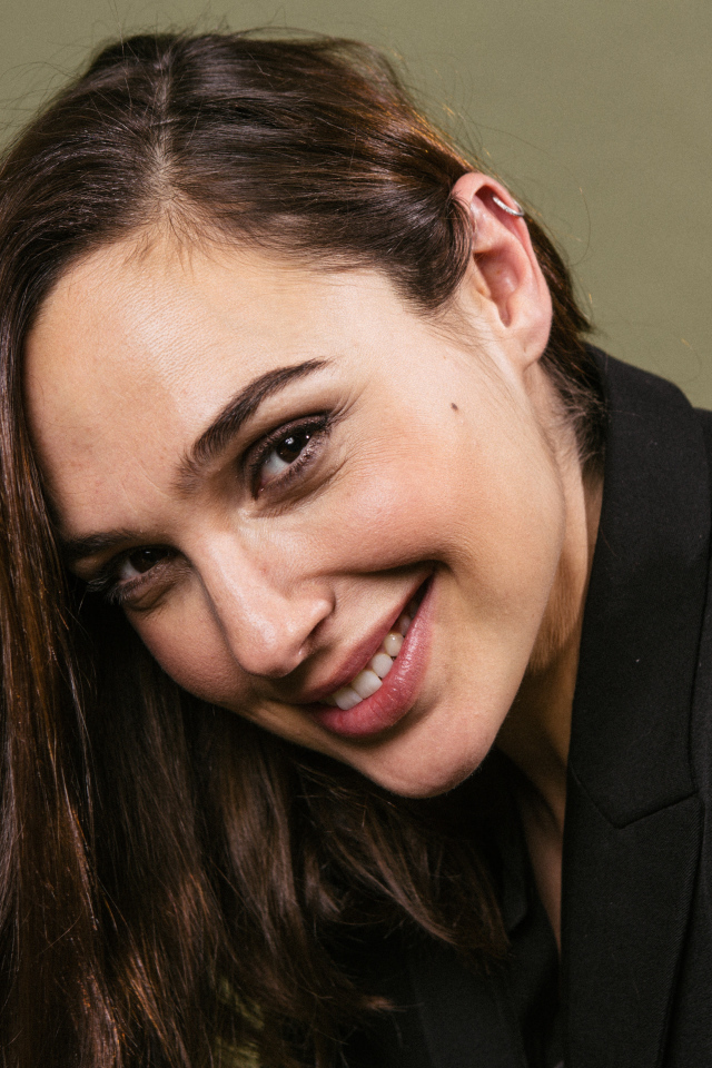 Улыбающаяся актриса Галь Гадот  в черном пиджаке