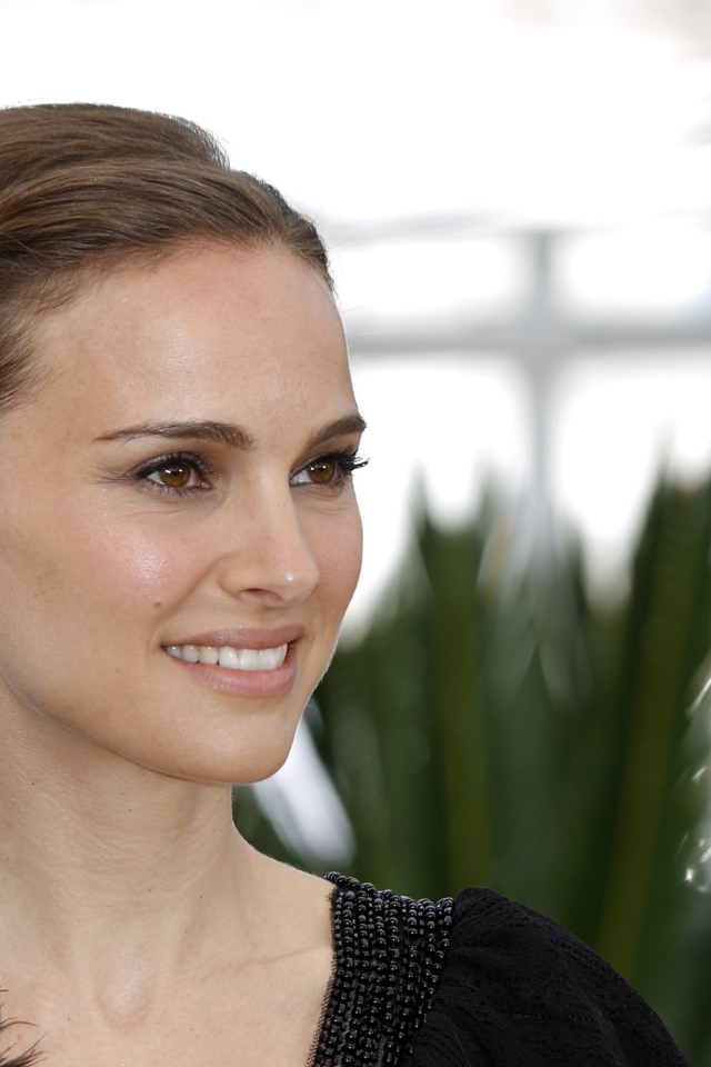 Улыбающаяся красивая девушка, актриса Натали Портман 