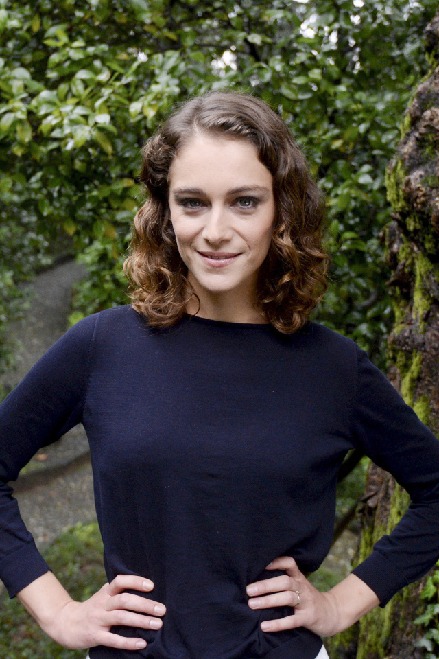 Улыбающаяся девушка, актриса Ариана Лабед