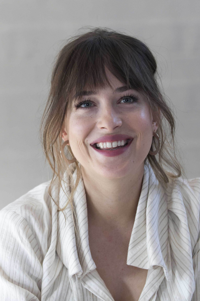 Улыбающаяся девушка актриса Дакота Джонсон в рубашке