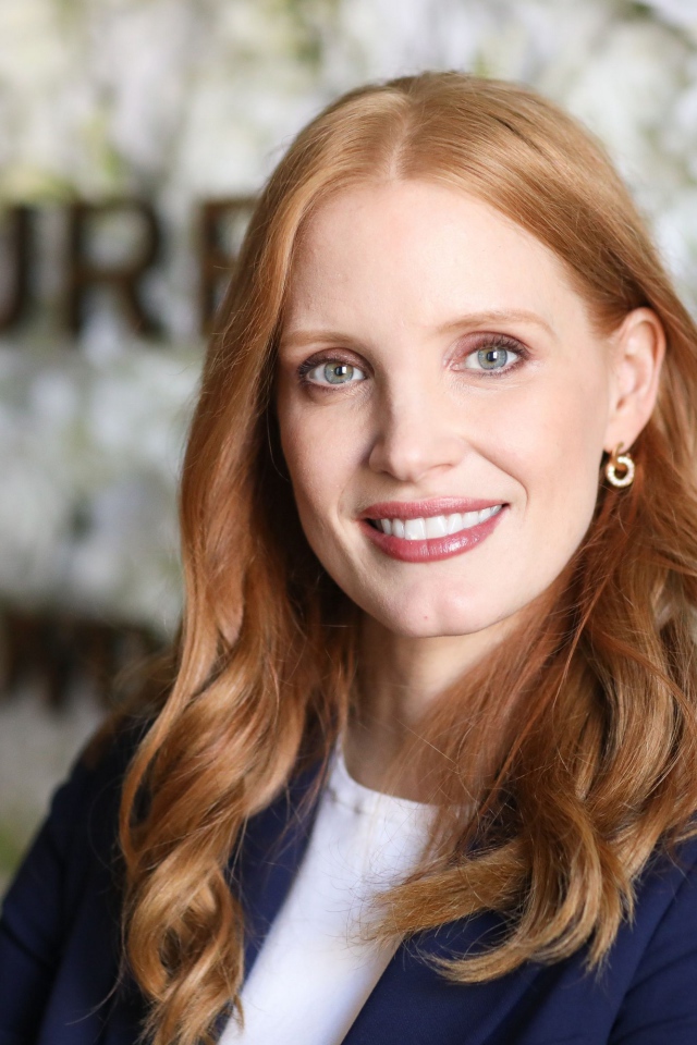 Улыбающаяся рыжеволосая актриса Джессика Честейн