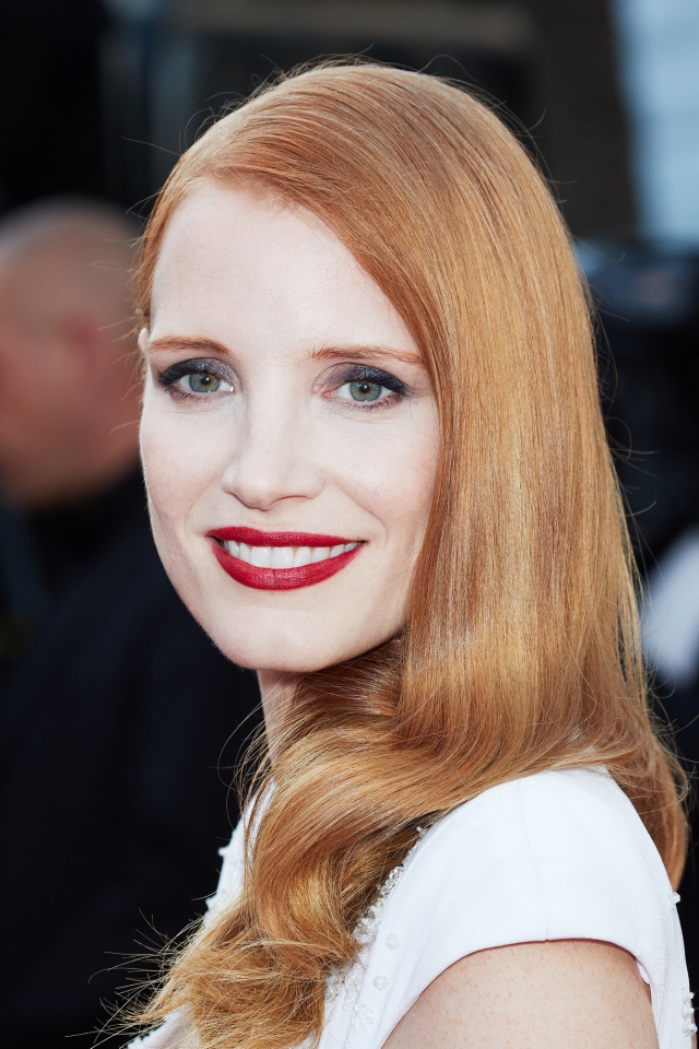 Улыбающаяся рыжеволосая девушка, актриса Джессика Честейн
