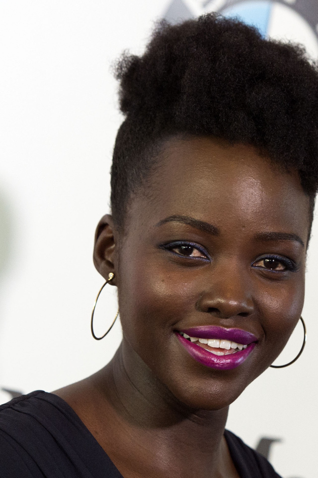 Улыбающаяся женщина, актриса Люпита Нионго