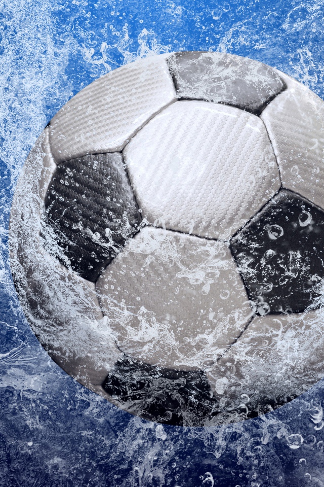 Футбольный мяч в воде на синем фоне
