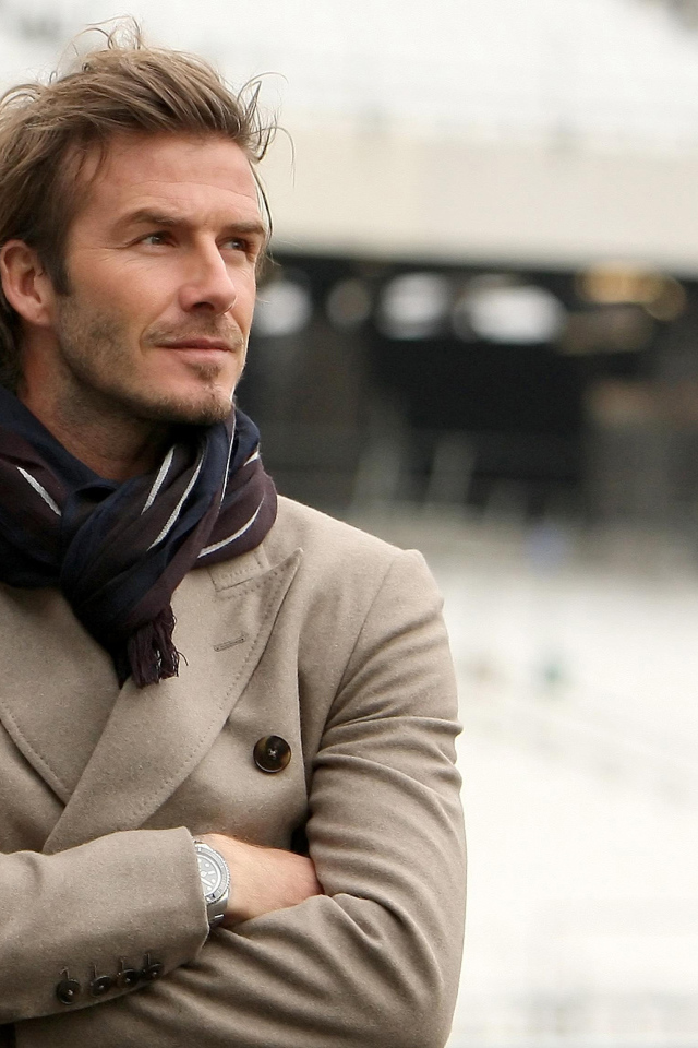 Футболист Дэвид Бекхэм в костюме с шарфом на шее