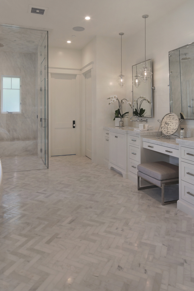 Просторная ванная комната с белым интерьером 