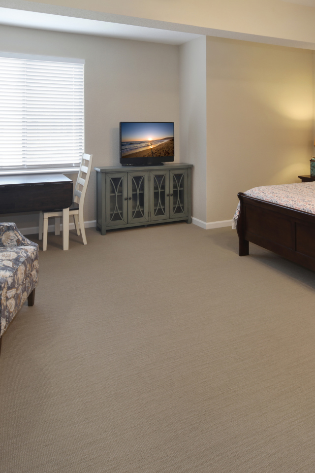 Просторная спальня с большой деревянной кроватью 