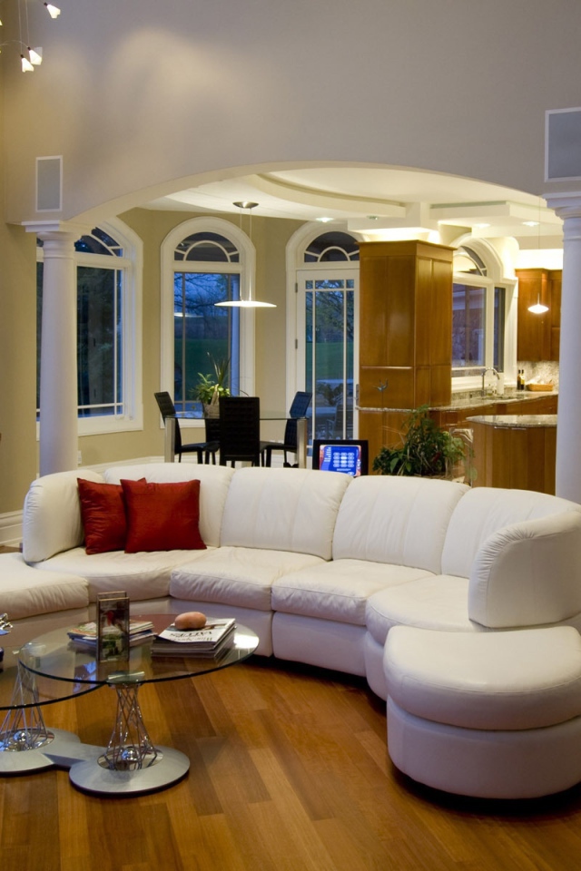 Просторная гостиная с белым кожаным диваном 