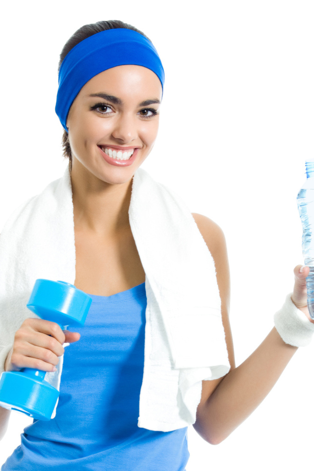 Спортивная девушка с гантелей с бутылкой воды в руке 