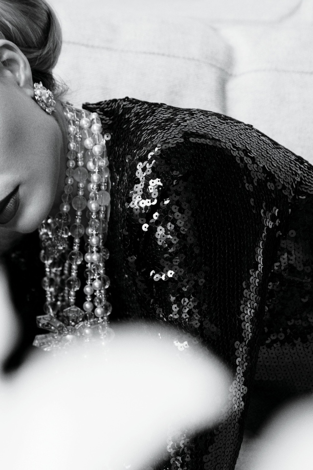 Стильная актриса Марго Робби черно белое фото 