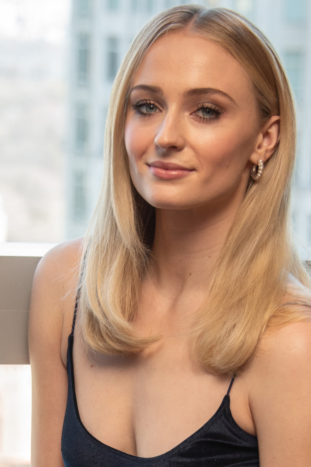 Стильная красивая блондинка, актриса Софи Тёрнер у окна