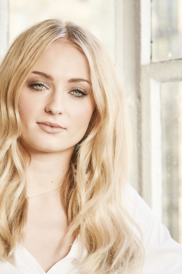 Стильная блондинка, актриса Софи Тёрнер у окна 