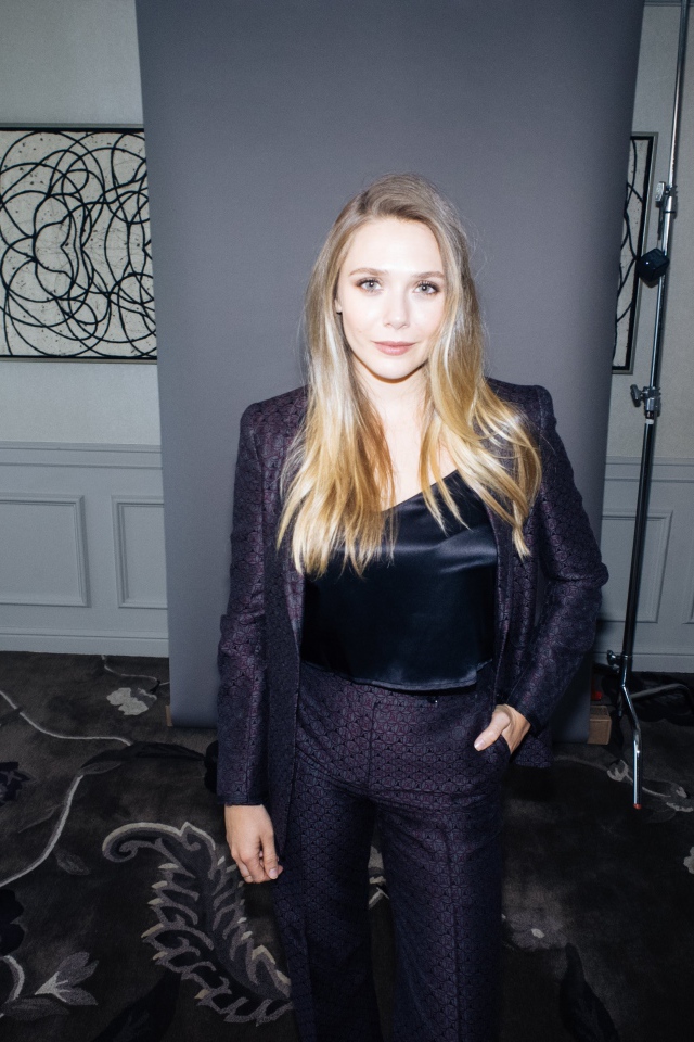 Стильная девушка, актриса Элизабет Олсен в костюме