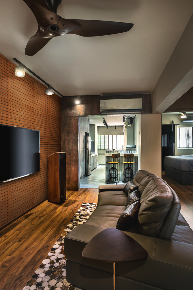 Стильная гостиная с коричневым интерьером