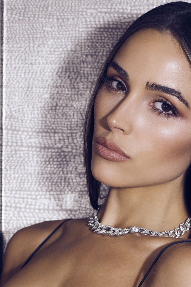 Стильная длинноволосая девушка, актриса Оливия Калпо