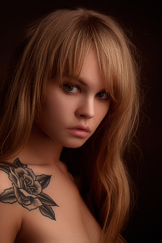 Татуировка роза на лопатке у красивой  девушки