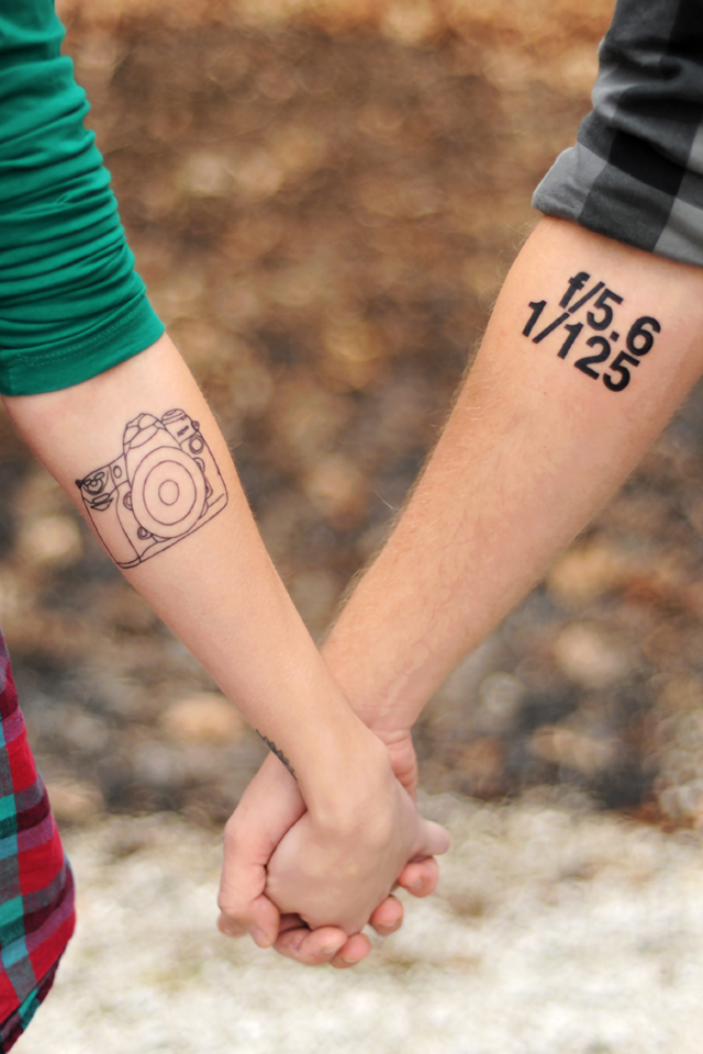 Татуировки на руках у влюбленной пары