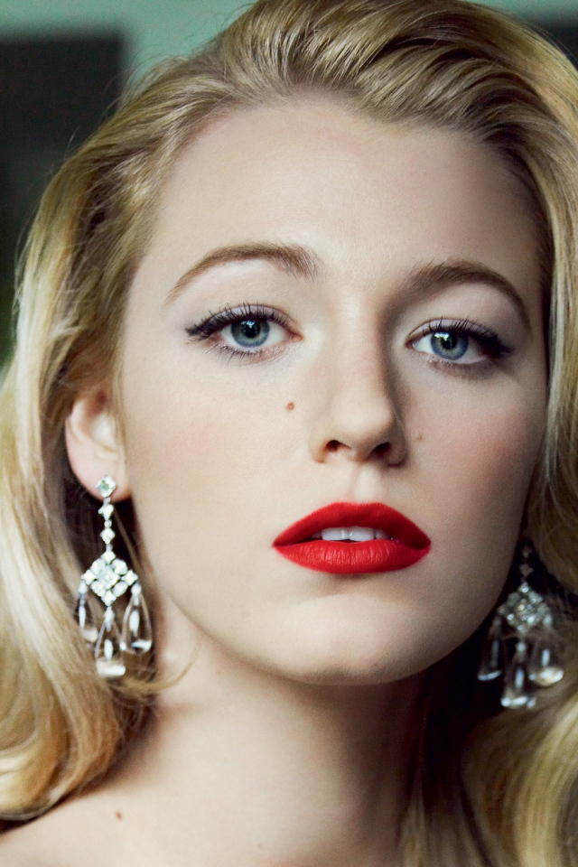 Нежная блондинка с красными губами, актриса Блейк Лайвли 