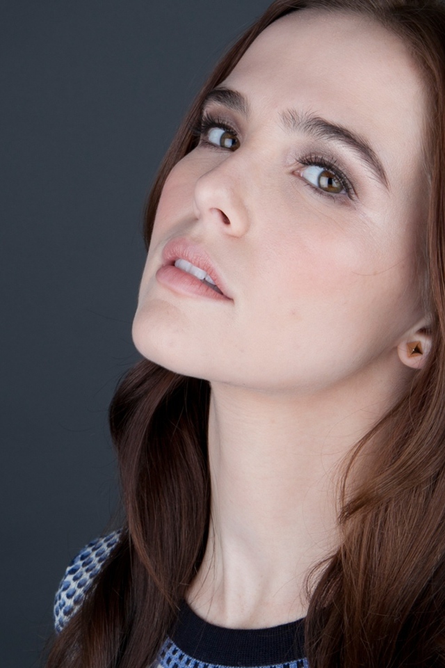 Нежная кареглазая шатенка, актриса Зои Дойч на сером фоне