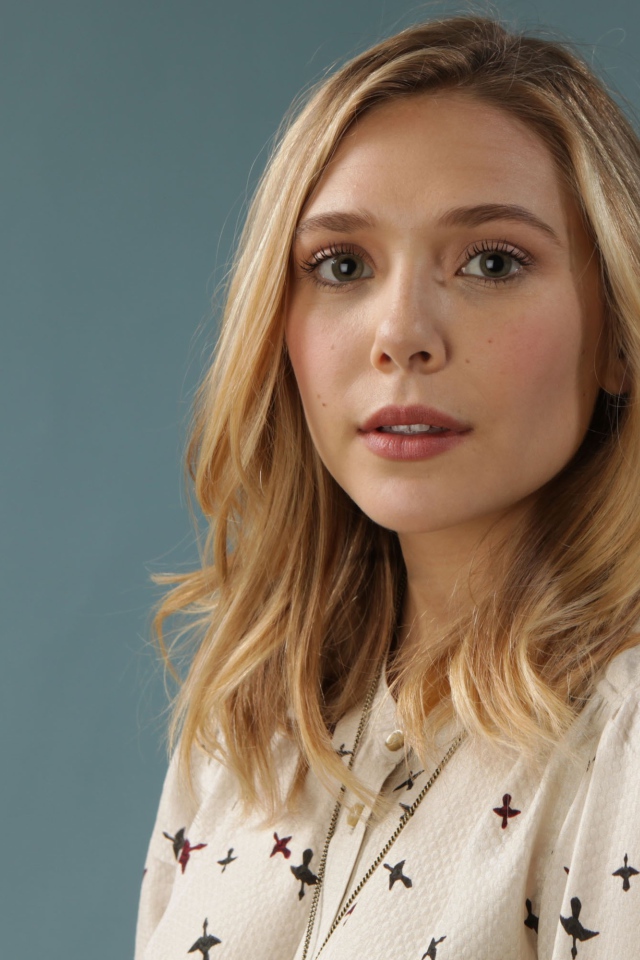 Нежная девушка, актриса Элизабет Олсен на сером фоне