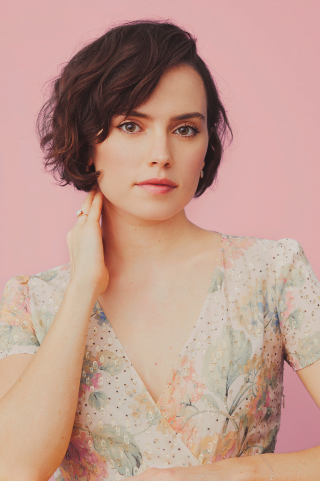 Нежная девушка актриса Дэйзи Ридли на розовом фоне