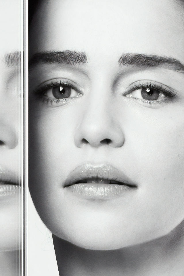 Лицо актрисы Эмилии Кларк отражается в зеркале 