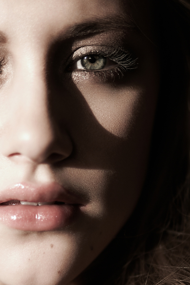 Лицо актрисы Лили Рейнхарт крупным планом