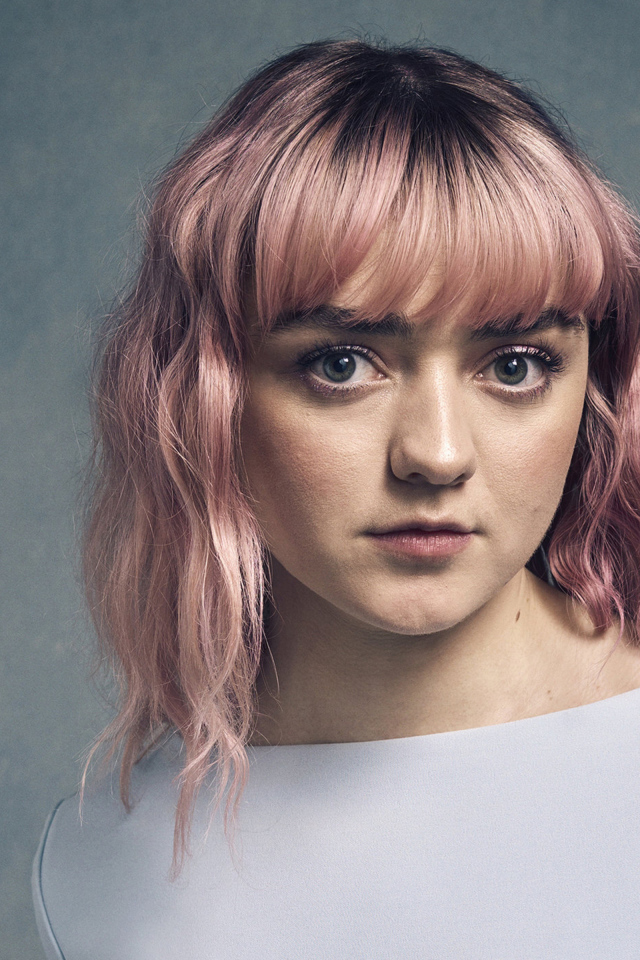 Девушка с розовыми волосами, актриса Мэйси Уильямс на сером фоне