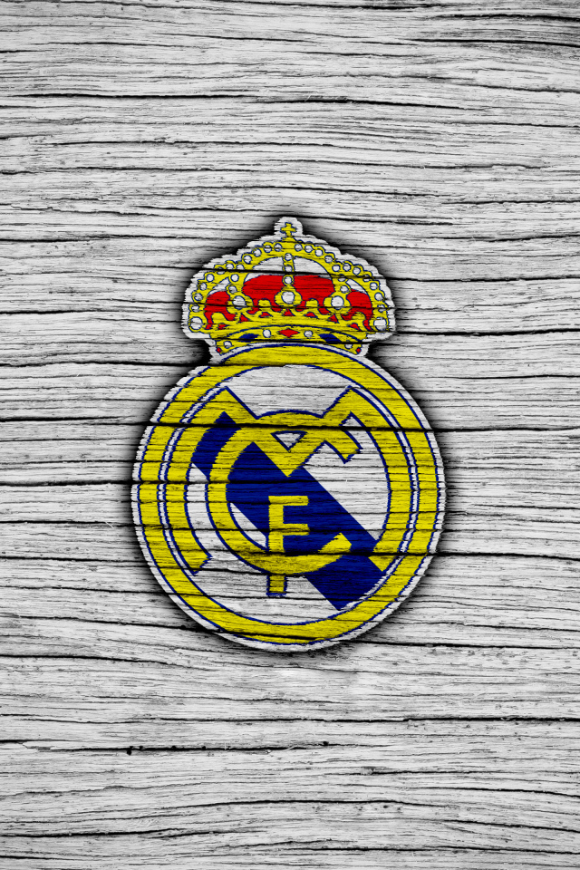 Логотип футбольного клуба Реал Мадрид на сером фоне