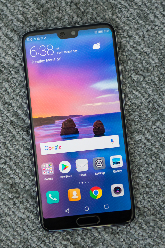 Новый смартфон Huawei P20 Pro, 2019 года на сером фоне