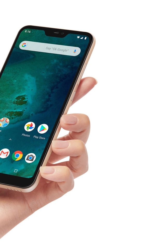 Новый смартфон Xiaomi Mi A2, 2019 года в руке на белом фоне