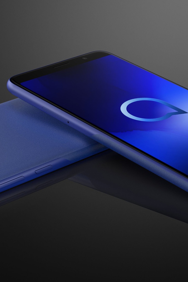 Два тонких смартфона Alcatel 1 на сером фоне
