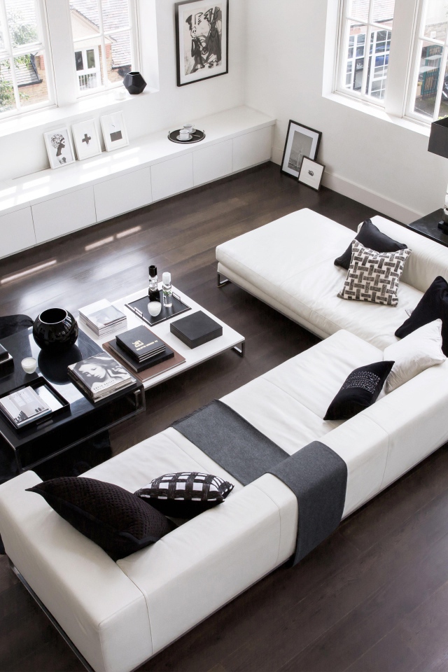 Гостиная в бело-черных тонах с большим диваном