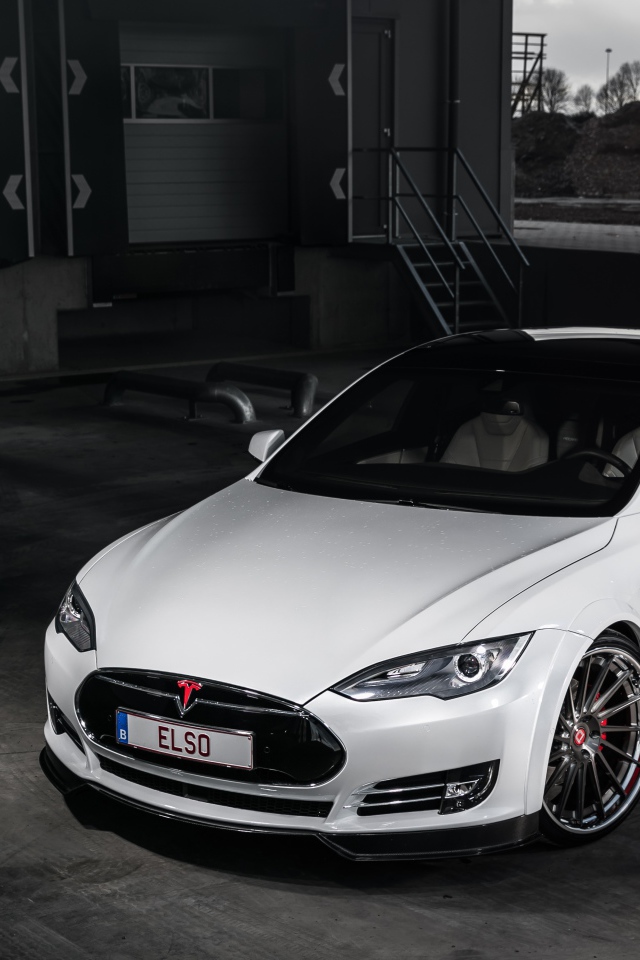 Белый автомобиль Tesla Model S 