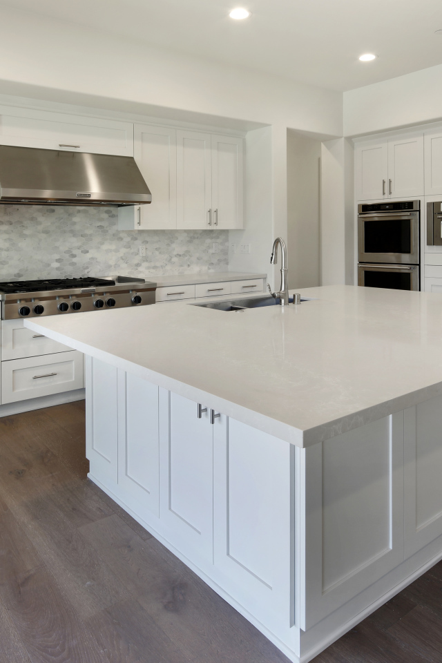 Белая большая кухня со столом