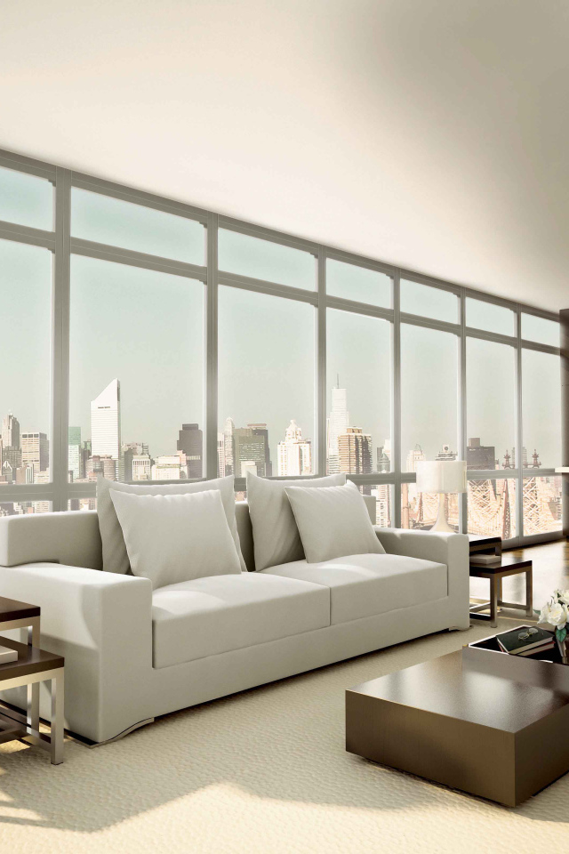 Белый диван у большого окна в гостиной комнате