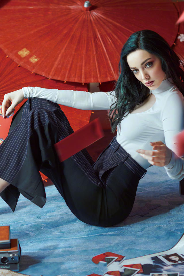 Молодая американская актриса Эмма Думонт на полу с зонтами